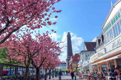 Strandstraße mit Blick auf den Leuchtturm